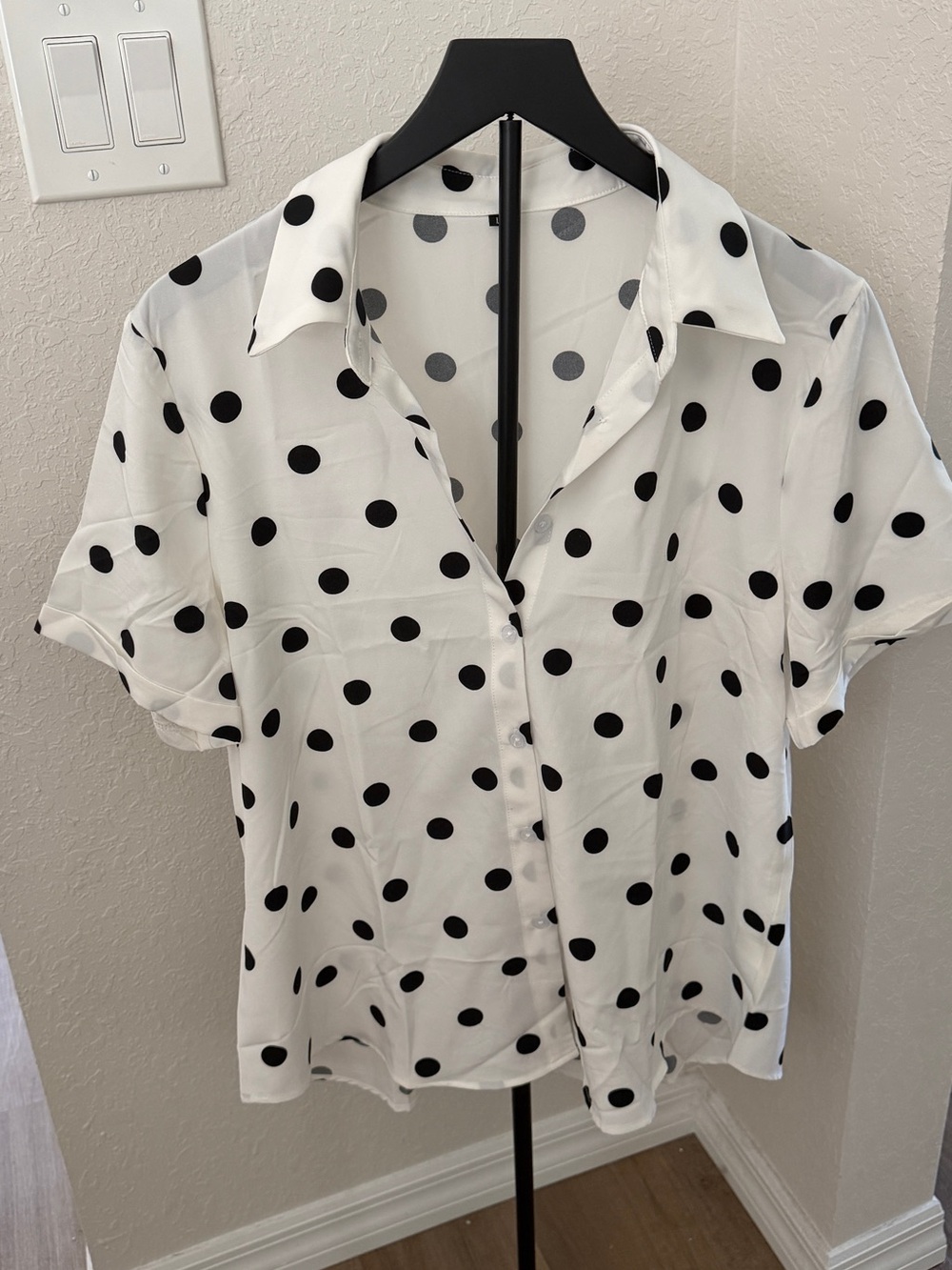 zeagoo White Short-Sleeve Button-Down Shirt with Black Polka Dots
